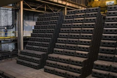 Nhôm được sản xuất một nhà máy ở Dunkirk, miền Bắc nước Pháp. (Nguồn: AFP/TTXVN) 