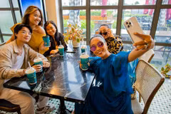 Đoan Trang chụp ảnh selfie cùng chị gái và các cháu. (Nguồn: Vietnam+) 
