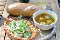 Bánh mì xíu mại - đặc sản của quán Bánh mì xíu mại Đà Lạt, đường Nguyễn Văn Tráng, quận 1. (Ảnh: Mỹ Phương/TTXVN) 