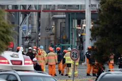 Lính cứu hỏa được triển khai tại hiện trường vụ nổ ở nhà máy của Tập đoàn hóa chất Lotte thuộc thành phố Seosan, miền Nam Hàn Quốc sáng 4/3/2020. (Nguồn: Yonhap/TTXVN) 