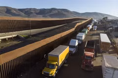 Xe chở hàng chờ qua cảng thương mại Otay Mesa ở San Diego, bang California (Mỹ) để vào Tijuana, bang Baja California, Mexico ngày 10/12/2019. (Nguồn: AFP/TTXVN) 