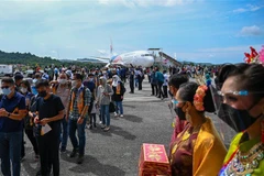 Khách du lịch tới đảo Langkawi, Malaysia, ngày 16/9/2021. (Ảnh: AFP/TTXVN) 