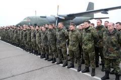 Binh sỹ Đức được điều động tới Litva tham gia sứ mệnh của NATO, tới sân bay Kaunas ở Karmelava. (Ảnh: AFP/TTXVN)