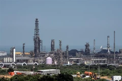 Một nhà máy lọc dầu của Tập đoàn Dầu khí quốc gia Venezuela (PDVSA) tại Puerto La Cruz, bang Anzoategui, Venezuela. (Ảnh: AFP/TTXVN)