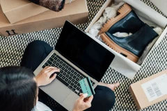 Cùng với sự phát triển nhanh chóng của công nghệ thông tin và truyền thông, nền tảng mua sắm trực tuyến giúp xóa bỏ rào cản về không gian và thời gian nhưng người tiêu dùng hãy cẩn thận với nó. (Nguồn: Thestreet)