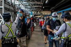 Kiểm tra thân nhiệt phòng lây nhiễm COVID-19 trước khi lên tàu tại Manila, Philippines. (Nguồn: THX/TTXVN) 