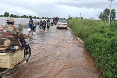 Mưa lũ cục bộ trong hơn 3 tuần qua đã gây ngập lụt, làm hư hỏng gần 420km đường giao thông ở Campuchia. (Ảnh: AKP/TTXVN phát)