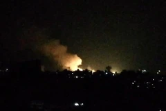 Khói lửa bốc lên sau một vụ không kích của Israel. (Ảnh: AFP/TTXVN) 
