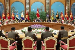 Nhà lãnh đạo Triều Tiên Kim Jong-un (giữa) chủ trì Hội nghị Quân ủy trung ương tại Bình Nhưỡng ngày 6/2/2023. (Ảnh: KCNA/TTXVN)