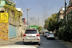 Khói bốc lên từ hiện trường vụ nổ ở Kabul, Afghanistan, ngày 2/11/2021. (Ảnh: AFP/TTXVN) 