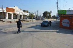 Cảnh sát Pakistan kiểm tra một phương tiện sau khi các đối tượng thuộc lực lượng Tehreek-e-Taliban Pakistan (TTP) bắt giữ các nhân viên an ninh tại đồn cảnh sát ở Bannu ngày 20/12/2022. (Ảnh: AFP/TTXVN)