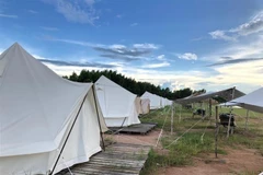 Nhiều điểm du lịch tự phát mọc lên tại khu vực hồ Dầu Tiếng, Bình Dương. (Ảnh: Huyền Trang/TTXVN)