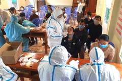 Cán bộ y tế lấy mẫu xét nghiệm người dân ở phường Ngọc Hà (thành phố Hà Giang, Hà Giang). (Ảnh: Minh Tâm/TTXVN) 