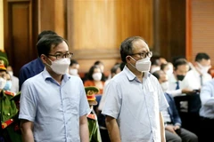 Các bị cáo Tất Thành Cang (bên phải) và Tề Trí Dũng nghe tuyên đọc bản án. (Ảnh: Thành Chung/TTXVN) 