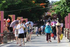 Du khách tham quan phố cổ Hội An. (Ảnh: Minh Đức/TTXVN) 