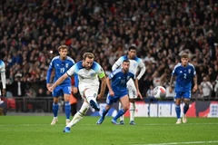 Harry Kane thực hiện quả phạt đền. (Nguồn: The Times)
