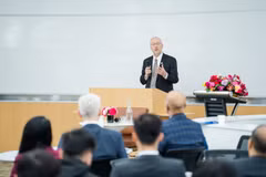 Giáo sư Kotlikoff nhận định lựa chọn của VinUni theo mô hình đại học đổi mới sáng tạo là rất đúng đắn khi có thể tạo động lực cho sự phát triển. (Nguồn: Vietnam+)