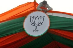 Một người đàn ông lắp biểu tượng của đảng BJP cầm quyền. (Nguồn: Reuters) 