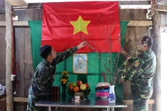 Không khí đón Tết của cán bộ, chiến sỹ Đồn Biên phòng Cửa khẩu A Đớt tại Chốt kiểm soát dịch bệnh COVID-19 số 6. (Ảnh: Đỗ Trưởng/TTXVN) 