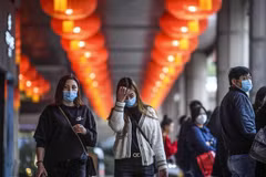 Người dân đeo khẩu trang đề phòng lây nhiễm virus corona gây dịch bệnh viêm phổi tại Macau, Trung Quốc ngày 22/1/2020. (Nguồn: AFP/TTXVN) 
