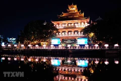 Nghi thức thả hoa đăng tưởng niệm đồng bào và cán bộ, chiến sỹ hy sinh, tử vong trong đại dịch COVID-19 trên kênh Nhiêu Lộc-Thị Nghè, trước chùa Pháp Hoa (quận 3, Thành phố Hồ Chí Minh). (Ảnh: An Hiếu/TTXVN) 