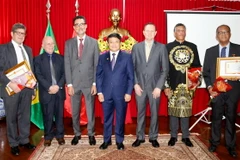 Đại sứ Việt Nam tại Brazil Bùi Văn Nghị cùng quan chức Brazil trong buổi gặp gỡ Hữu nghị Việt Nam-Brazil. (Nguồn: Đại sứ quán Việt Nam tại Brazil)