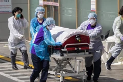 Chuyển bệnh nhân nhiễm COVID-19 tới bệnh viện ở Daegu, Hàn Quốc, ngày 4/3. (Nguồn: THX/TTXVN) 