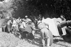 Thanh niên các dân tộc Tây Nguyên cùng bộ đội kéo pháo để đánh chiếm các đỉnh cao ở Pleiku trong chiến dịch Tây Nguyên, mở màn cuộc Tổng tiến công và nổi dậy mùa xuân năm 1975. (Ảnh: TTXVN) 