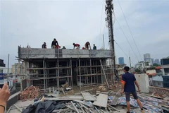 Tháng 7/2022, Lực lượng chức năng quận Cầu Giấy (Hà Nội) tổ chức cưỡng chế công trình vi phạm trật tự xây dựng tại 121 đường Nguyễn Khang. (Ảnh: TTXVN phát)