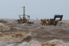 Tàu Vietship 01 bị mắc kẹt ở vị trí gần phao số 0 khu vực cảng Cửa Việt. (Ảnh: Hồ Cầu/TTXVN) 