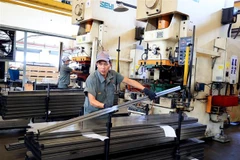 Công nhân làm việc trong một công ty có vốn đầu tư trực tiếp nước ngoài (FDI) tại khu công nghiệp Giang Điền, huyện Trảng Bom, tỉnh Đồng Nai. (Ảnh: Hồng Đạt/TTXVN)