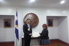Đại sứ Phạm Quang Hiệu trình quốc thư lên Tổng thống, Tiến sỹ Hilda Heine. (Ảnh: TTXVN phát)