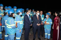 Bí thư Thành ủy Hà Nội Vương Đình Huệ thăm hỏi, tặng quà cho người lao động Công ty trách nhiệm hữu hạn Một thành viên Môi trường Đô thị Hà Nội. (Ảnh: Mạnh Khánh/TTXVN) 