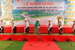 Các vị lãnh đạo tỉnh, chủ đầu tư, đơn vị thi công thực hiện nghi thức khởi công công trình. (Ảnh: Tuấn Anh/TTXVN) 
