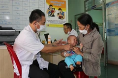 Nhân viên y tế tuyến xã thuộc tỉnh Gia Lai khám bệnh cho người dân khu vực biên giới. (Ảnh: Hồng Điệp/TTXVN)