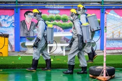 Phun thuốc khử trùng nhằm ngăn chặn sự lây lan của dịch COVID-19 tại Bangkok, Thái Lan, ngày 28/2/2021. (Nguồn: AFP/TTXVN) 