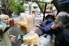 [Photo] Hà Nội vẫn còn tình trạng người bán hàng rong trên đường phố