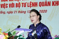 Chủ tịch Quốc hội Nguyễn Thị Kim Ngân phát biểu chúc mừng cán bộ, lãnh đạo chỉ huy Bộ Tư lệnh Quân khu 5 nhân kỷ niệm 76 năm Ngày thành lập QĐND Việt Nam và 31 năm Ngày hội Quốc phòng toàn dân. (Ảnh: Trọng Đức/TTXVN) 