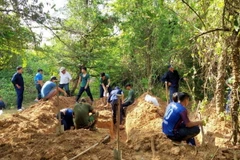 Cán bộ, chiến sỹ Đội K91 làm nhiệm vụ tìm kiếm, quy tập hài cốt liệt sỹ, quân tình nguyện Việt Nam hy sinh ở chiến trường Campuchia. (Ảnh: TTXVN phát)