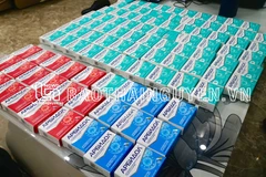 Các hộp thuốc điều trị COVID-19 không rõ nguồn gốc tại cửa hàng của bà Lưu Thị Hương. (Nguồn: Báo Thái Nguyên) 