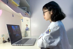 Học sinh Trường trung học phổ thông Vĩnh Yên học trực tuyến. (Nguồn: vinhphuc.gov.vn) 