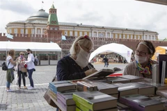 Người dân đeo khẩu trang phòng lây nhiễm COVID-19 tại hội chợ sách ở Moskva, Nga, ngày 6/6/2020. (Nguồn: THX/TTXVN) 