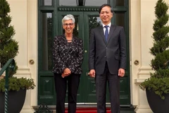 Đại sứ Nguyễn Tất Thành (phải) chào xã giao Thống đốc Linda Dessau. (Ảnh: TTXVN phát) 