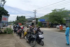 Các huyện có người về sẽ bố trí xe y tế hỗ trợ miễn phí việc chở người dân và đi theo mỗi xe có các tình nguyện viên, nhân viên y tế. (Ảnh: TTXVN phát) 