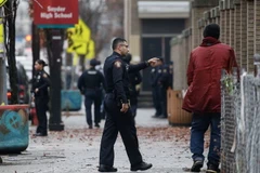 Cảnh sát điều tra tại hiện trường một vụ nổ súng ở thành phố Jersey, bang New Jersey, Mỹ. (Nguồn: AFP/TTXVN) 