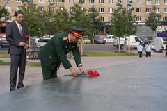 Đại tá Tạ Quang Thảo, Phó Cục trưởng Cục Quân huấn, Bộ Tổng Tham mưu Quân đội Nhân dân Việt Nam dâng hoa tại Tượng đài Chủ tịch Hồ Chí Minh ở thủ đô Moskva, Liên bang Nga. (Ảnh: Duy Trinh/TTXVN) 