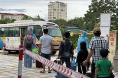 Hà Tĩnh đón 814 công dân từ các tỉnh phía Nam về quê tránh dịch. (Ảnh: Hoàng Ngà/TTXVN) 