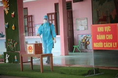 Phun khử khu vực bỏ phiếu tại khu cách ly có 86 người là F1, tại Trường mầm non Song Vân, xã Song Vân, huyện Tân Yên. (Ảnh: Danh Lam/TTXVN) 