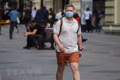 Người dân đeo khẩu trang phòng dịch COVID-19 tại Moskva, Nga, ngày 23/5/2021. (Ảnh: THX/TTXVN) 