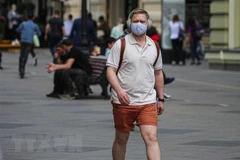 Người dân đeo khẩu trang phòng dịch COVID-19 tại Moskva, Nga, ngày 23/5/2021. (Ảnh: THX/TTXVN) 